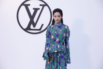 劉亦菲遭疑沒穿內衣 出席時尚活動「胸型離奇」還冒兩點？