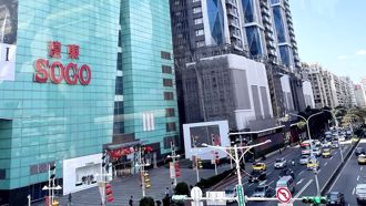 男女喝醉北市街头忘情亲热 误认公然「捡尸」！民眾急报警