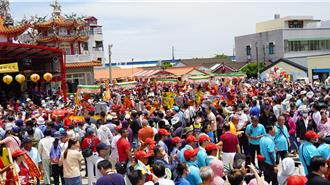 台南西港刈香蜈蚣阵遶境 神童洒糖信眾争抢呷平安