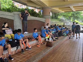 包遊覽車北上比賽！台南後甲國中足球隊遇火燒車 32師生平安脫險