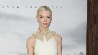 《后翼》安雅皮裙背部一路裂開到腿 幾近半裸網嗨翻：令人窒息