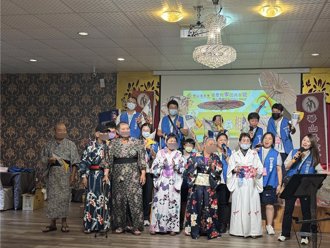 精心打扮換和服 台中24位獨老一圓出國夢