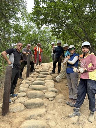 大甲鐵砧山桂花泉步道修繕 民眾參與手作施工