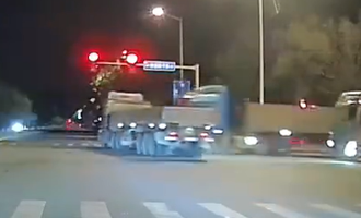 砂石車硬闖「撞出高潮」？妹子嚇出銷魂聲 網友都酥麻了