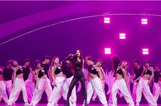 Ella脫了辣到大腿根超性感 全場萬人嗨翻