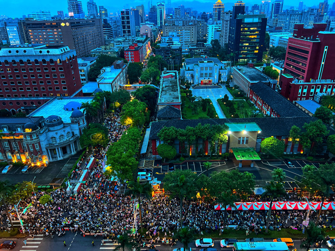 立院国会改革24日再审，场外聚集数万民间团体与学生抗议。(图／邓博仁摄)