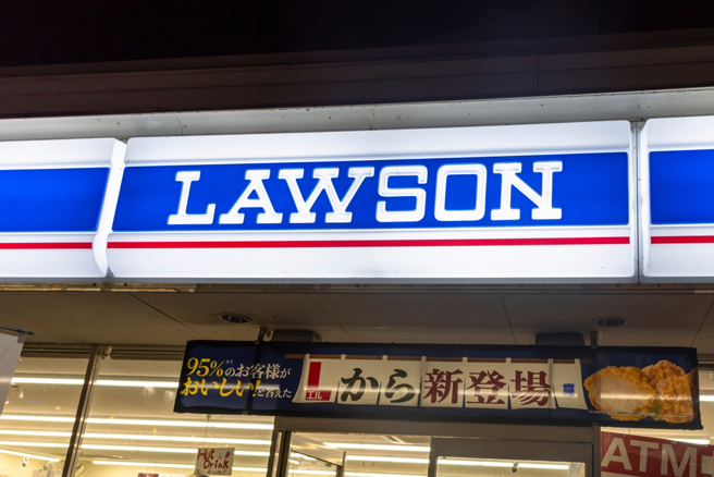 日本知名连锁超商Lawson宣布下市，大陆网友担心营运政策出现改变。（图／shutterstock达志）