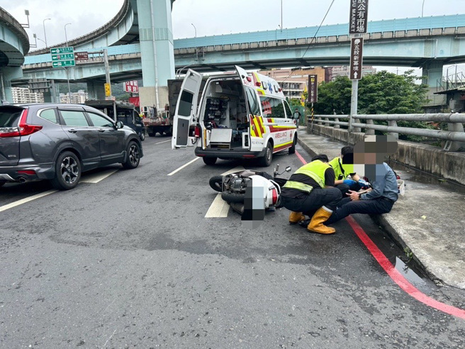 汪星人从路边突然窜出，闪避不及发生擦撞后，许姓男骑士连人带车倒地。（翻摄画面）
