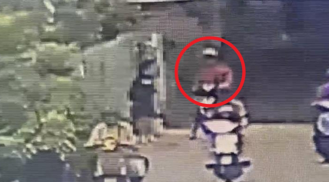 一名女高中生独自走在路上，红衣怪叔叔骑机车往她靠近，最后伸手触碰女书包肩带与左手臂。（高市凤山分局提供／杨舒婷高雄传真）