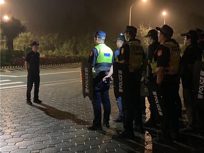 金門縣警察局金湖分局為宣誓警方打擊犯罪的決心，昨晚無預警實施「快速打擊犯罪部隊演練」，讓所轄警員熟悉快打啟動及處置流程，以有效遏止犯罪。(圖／警方提供)