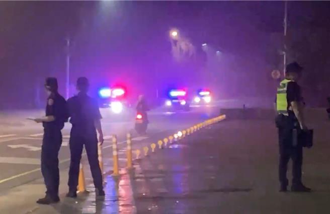 金門縣警察局金湖分局「快速打擊犯罪部隊演練」，5分鐘內迅速集結線上警網人員，有效打擊街頭聚眾滋事分子。(圖／警方提供)