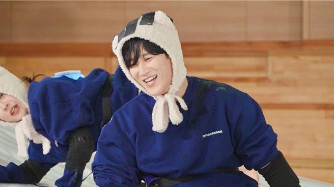 安普賢不敵肥皂水斜坡，摔個四腳朝天。（中天綜合台提供）