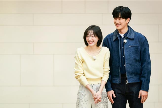 朴智賢（左）和安普賢兩人再度上《Running Man》。（中天綜合台提供）