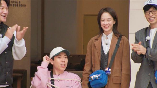 梁世燦（左）公開勾引宋智孝，放話要與她當螢幕情侶。（中天綜合台提供）