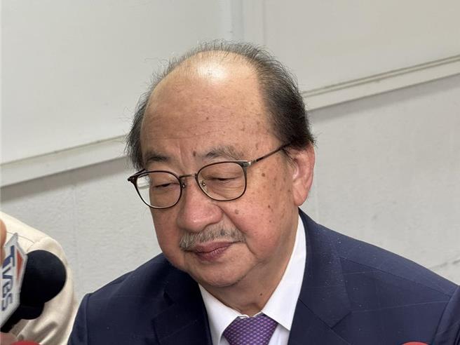 民进党立院党团总召柯建铭指出，照傅昆萁说法，现在态度就是选择火车对撞，选择霸道的方式，他还说，民意会反扑，搞不好你的子女也看不下去，立法院外男女老少都有，应该冷静想想应该去反向思考而不是硬到底。（本报资料照片）