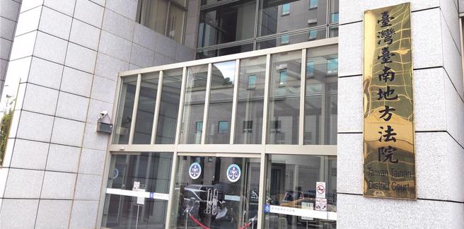 台南地方法院根據逢甲大學的車禍鑑定報告，認定張姓男子騎乘機車從右側駛越是車禍肇事原因，沈男的自小貨車在前方右轉並無肇責，判決沈男無罪。（本報資料照片）