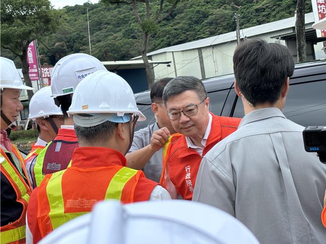 行政院长卓荣泰25日上午至桃园市龟山区视察台电公司桃园区处稳定供电作业。（姜霏摄）