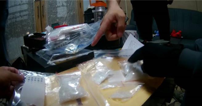 桃園市老牌養生館被查扣安毒5包、現金90萬元等證物。（台中市刑大提供／陳淑芬台中傳真）