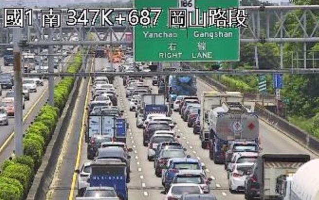 今（25）日上午11時04分國道1號南向348.5公里岡山路段發生4小客車追撞，目前占用中間與內側車道做拖吊處理中，此事故造成後方回堵約3公里。（摘自警廣即時報APP／林瑞益高雄傳真）