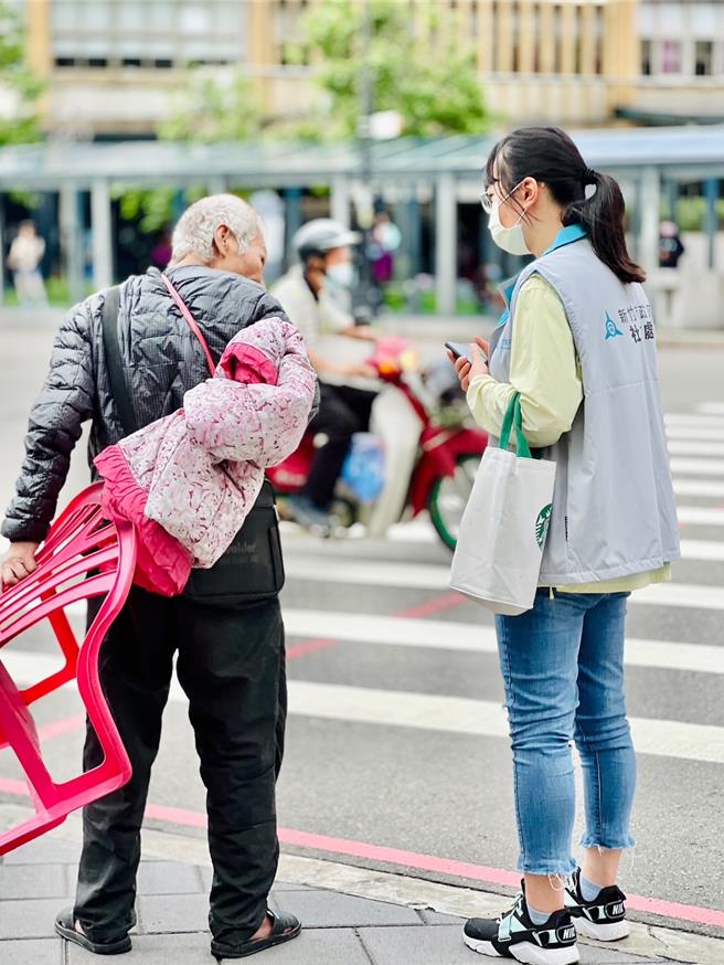 新竹市政府积极关怀街友并维护市容，针对街友今年度已服务4300人次，兼顾市容环境，共创友善生活空间。（新竹市政府提供／陈育贤新竹传真）