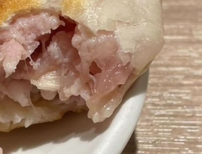 猪肉馅饼内馅呈现粉色，完全没熟。 （图／翻摄自爆料公社公开版）