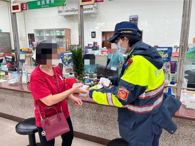 台中市烏日區71歲李姓老婦日前於通訊軟體認識「飆股老師」，每天分析股票走勢更稱現在是投資大好時機，赴烏日明道郵局提領20萬想跟上投資列車，姓行員警方聯手阻詐。（烏日警分局提供／潘虹恩台中傳真）