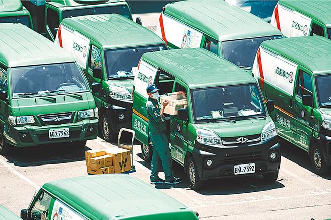 中華郵政郵務、儲匯及壽險業務去年度虧損16.5億元，屏東郵政工會陳情，中華郵政裁減基層卻增主管職，喊話主政者體諒基層艱苦。（本報資料照片）