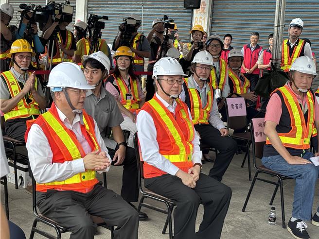 行政院長卓榮泰25日上午至桃園市龜山區視察台電公司桃園區處穩定供電作業。（姜霏攝）