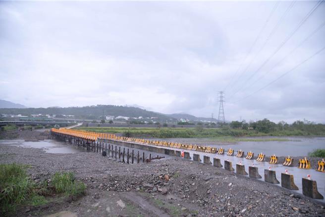 因地震受創，富里鄉「明里大橋鋼便道」即將完工，預計6月1日開放通車。（花蓮縣政府提供／王志偉花蓮傳真）