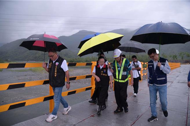 縣長徐榛蔚（中）一行人會勘南區正在施作的明里便橋等。（花蓮縣政府提供／王志偉花蓮傳真）