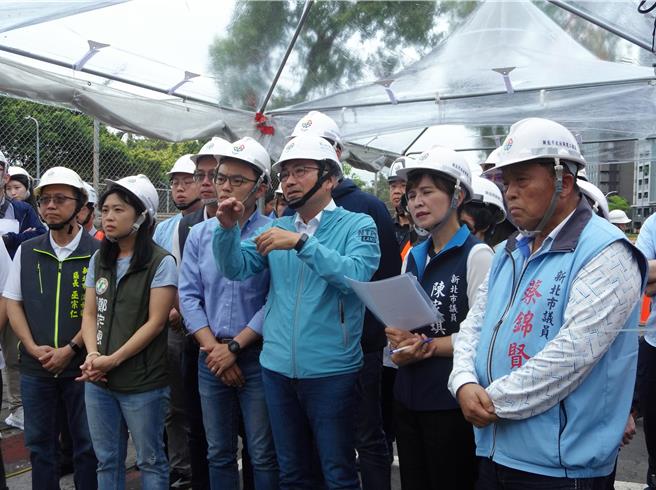 新北市长侯友宜（前排中）和在地议员听取简报。（张铠乙摄）