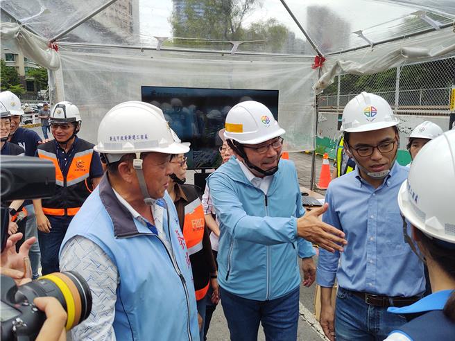 新北市长侯友宜（中）和在地议员讨论。（张铠乙摄）