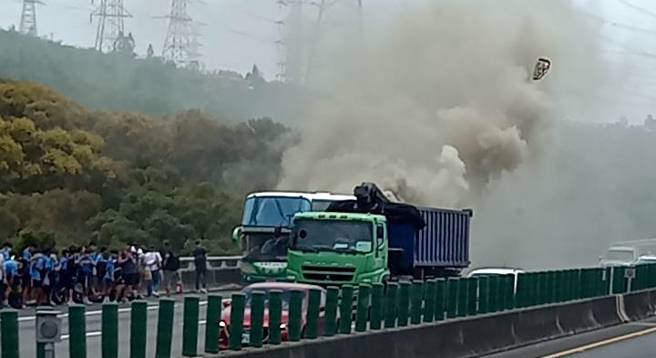 國3北上龍井段遊覽車火燒車，30名師生順利逃出。（翻攝《中天新聞網》）