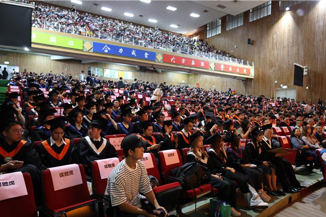 苗栗縣國立聯合大學25日上午舉行2023學年度畢業典禮。（謝明俊攝）