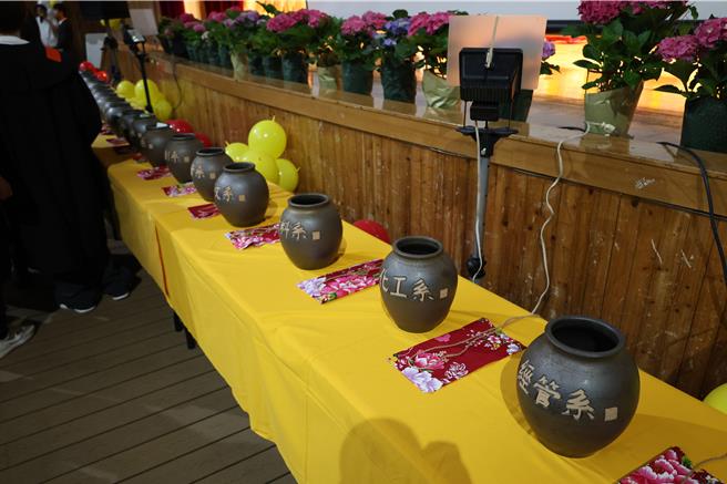 苗栗縣國立聯合大學25日上午舉行2023學年度畢業典禮，校方以甕封存畢業生時空膠囊。（謝明俊攝）