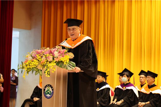 苗栗縣國立聯合大學25日上午舉行2023學年度畢業典禮，聯大校長李偉賢最後一次主持畢業典禮。（謝明俊攝）