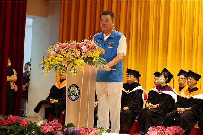 苗栗縣國立聯合大學25日上午舉行2023學年度畢業典禮，苗栗縣長鍾東錦感謝聯大栽培。（謝明俊攝）