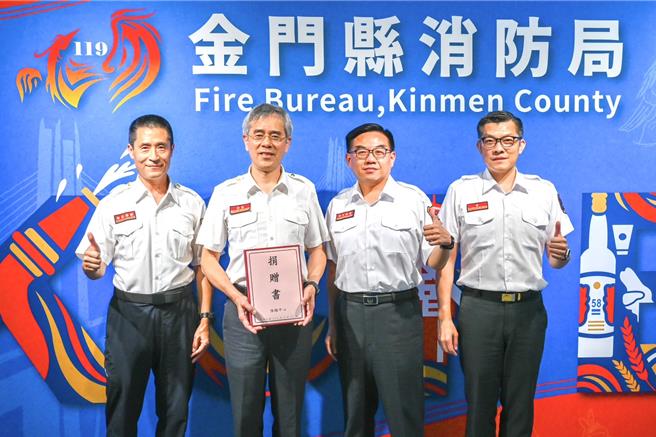 「惟願中心」基金會捐贈2組高階十二導程無線傳輸心電圖監視儀、9部AED電擊器等救護器材給金門縣消防局，充實離島高階醫療資源。（圖／金門縣消防局）