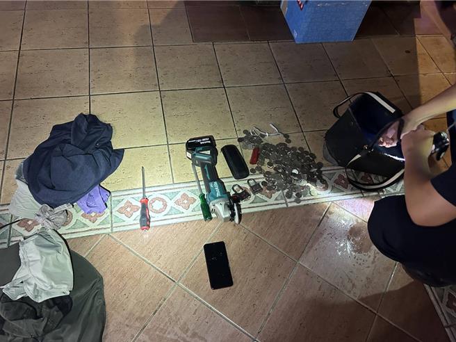 嫌犯持砂輪機偷娃娃機台零錢遭蘆竹警當場查獲。（蘆竹警分局提供）