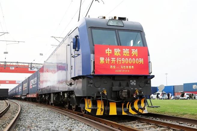中歐班列累計開行突破9萬列貨值逾3800億美元。（中國鐵路公眾號）