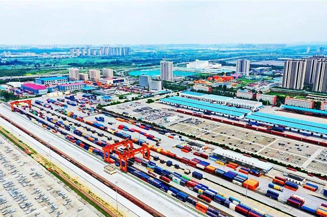 中歐班列累計開行突破9萬列貨值逾3800億美元。（中國鐵路公眾號）