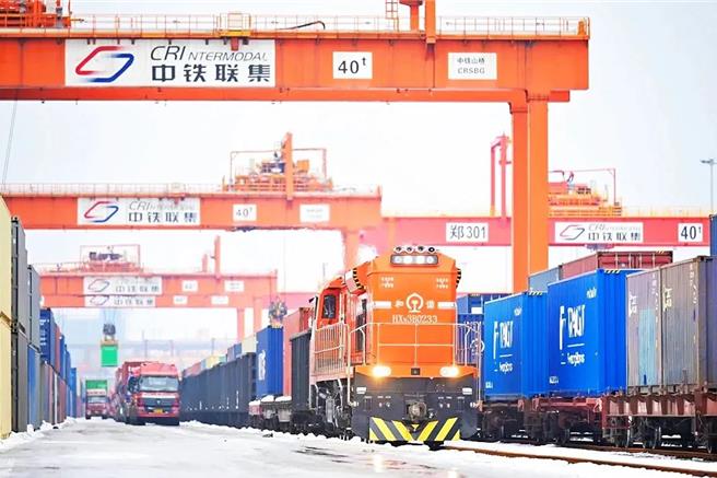 中歐班列累計開行突破9萬列貨值逾3800億美元。（中國鐵路公眾號）