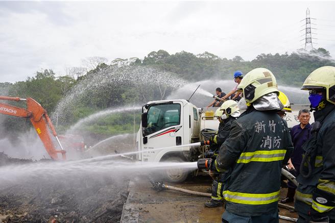芎林木材堆置场大火连烧9天，25日有望扑灭。（新竹县府提供／邱立雅竹县传真）
