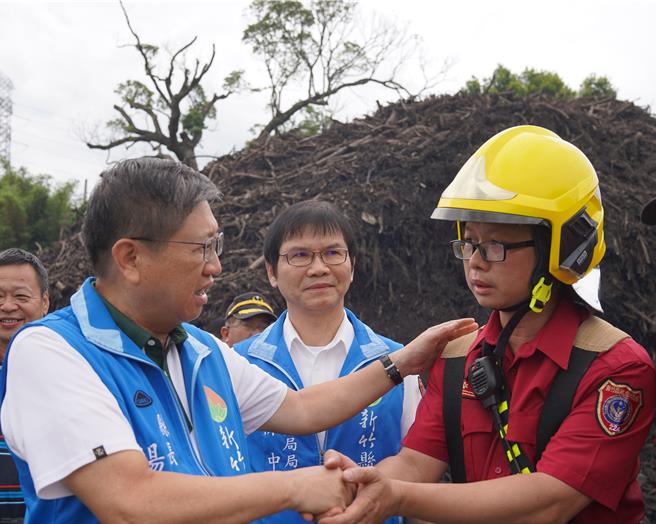 芎林大火烧出堆置场违规问题，县长杨文科（左）25日会同相关单位会勘，慰问消防人员，也下令彻查堆置场有无不法。（新竹县府提供／邱立雅竹县传真）