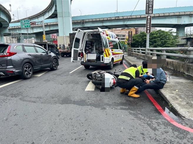 許男全身擦挫傷準備送醫。（蘆洲警分局提供／張鎧乙新北傳真）