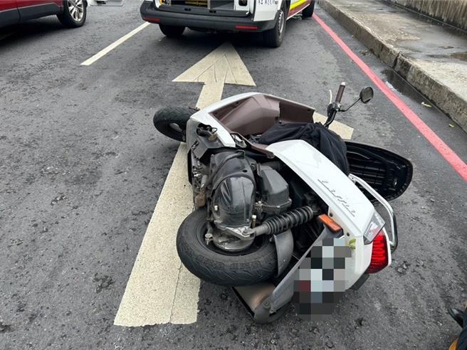 新北市五股區24日中午一隻小狗突然竄出路口，導致騎士許男犁田。（蘆洲警分局提供／張鎧乙新北傳真）