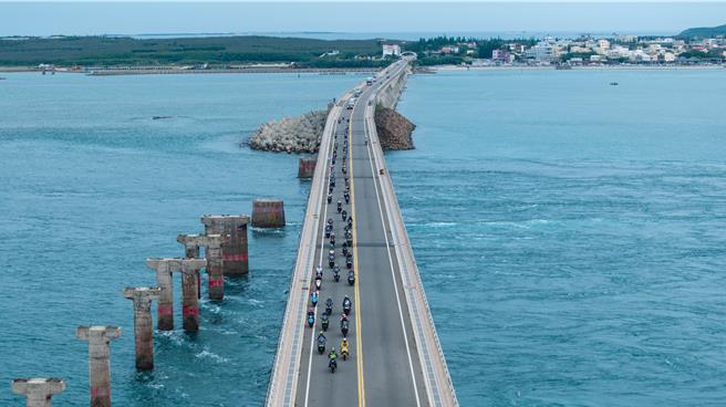 YAMAHA举办「旅游地图」～友澎齐聚，25日号召55台重机前进澎湖跨海骑行，图为骑行于跨海大桥上。（澎湖县政府提供／许逸民澎湖传真）