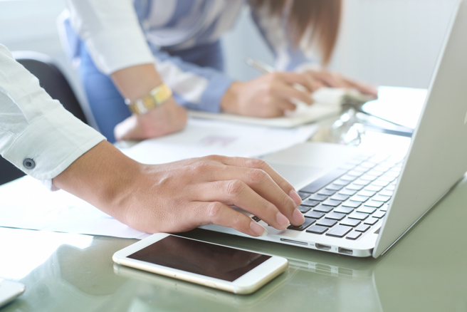 一位曾在公職服務的女子控訴，自己離職後仍被前主管騷擾，於是想申訴對方上班時都在睡覺。（示意圖：shutterstock／達志）