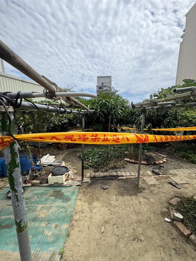 警方将林男着火的地方拉起封锁线。（民眾提供／宝智华台南传真）