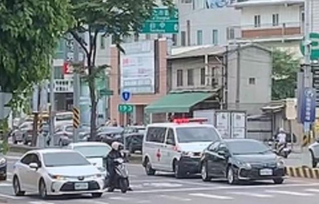 黑色自小客車不甩後方救護車不斷鳴笛及猛按喇叭，就是不讓道，救護車要切換車道時，黑車也跟著變換車道。（民眾提供／孫英哲彰化傳真）